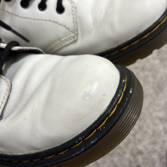 Dr. Marten youth girls patent leather white lace up boots 4 - Picture 8 of 9